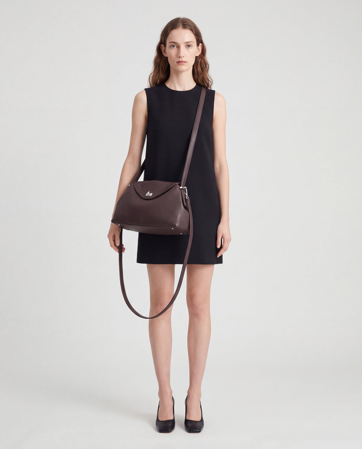 Como bag in Espresso – worn by model, full length
