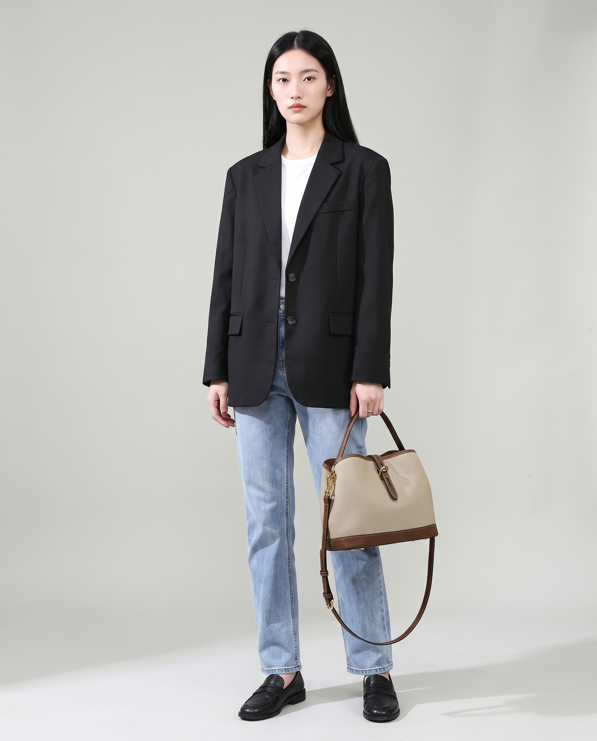 Fiora carryall bag in Beige – model holding it by the top handle, full length
