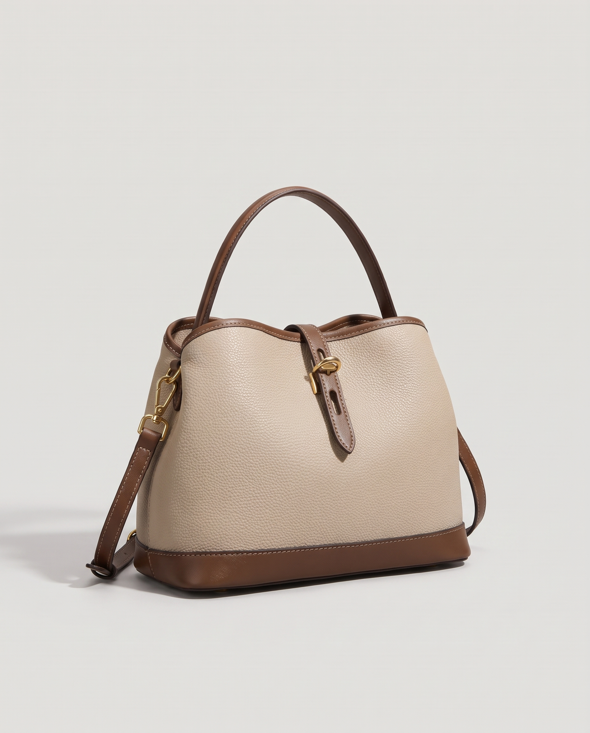 Fiora carryall bag in Beige – three-quarter view
