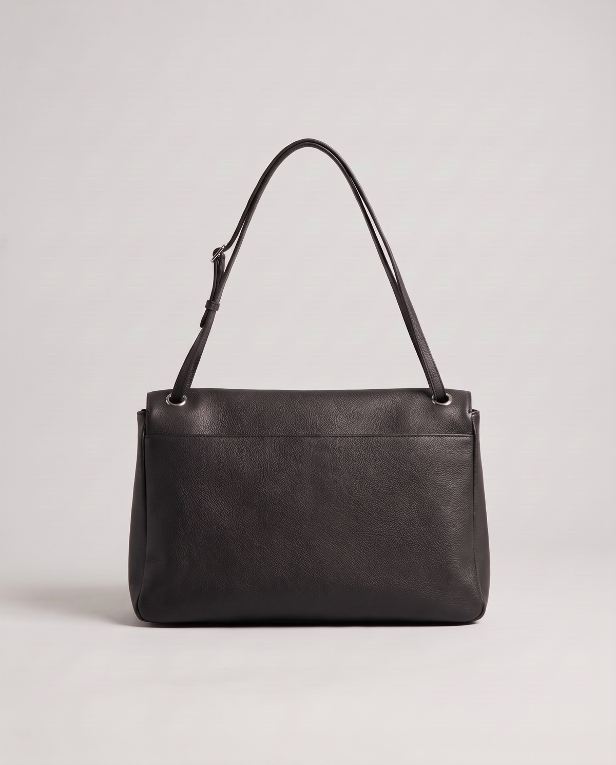 Fiume leather shoulder bag in black, back view