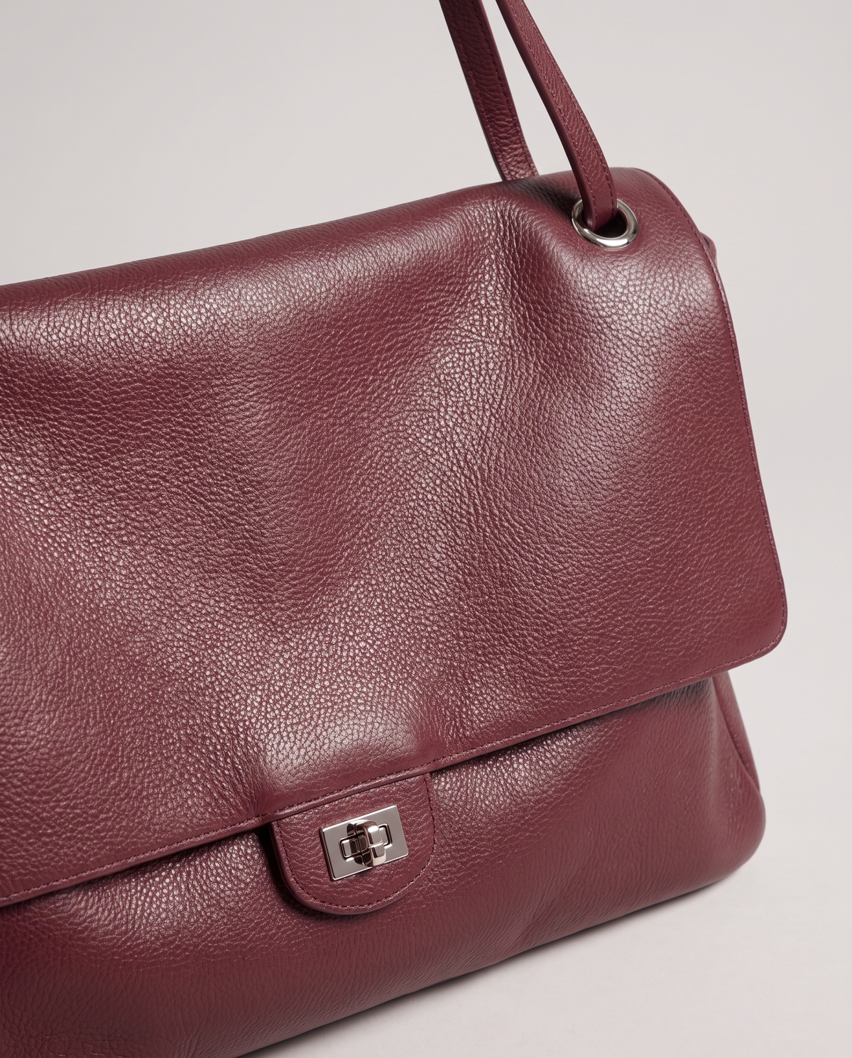 Fiume leather shoulder bag in burgundy, hardware and leather detail