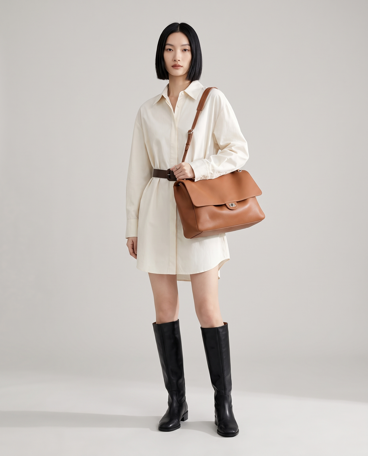 Model with the Fiume leather shoulder bag in caramel, full length