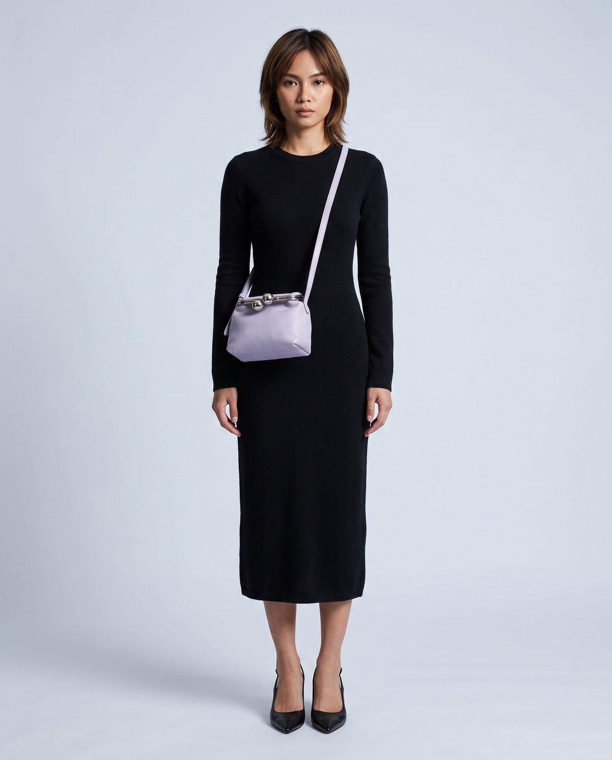 Model wearing the Garda frame bag in Lavender – full-length view