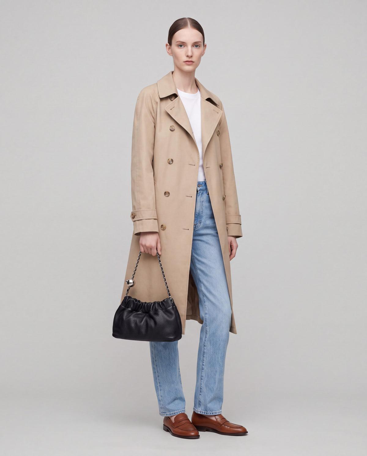 Giro bag in Black – worn by model, full length
