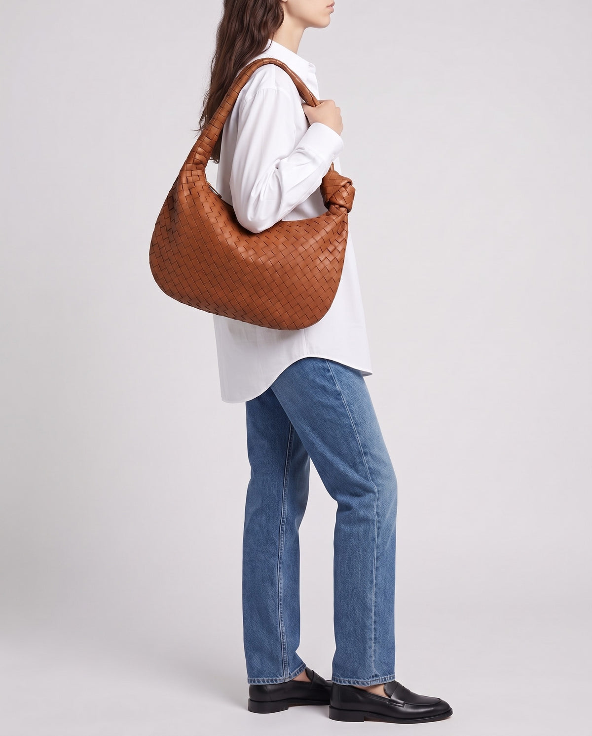 Knot Maxi woven leather shoulder bag in Brown – model carrying it on the shoulder