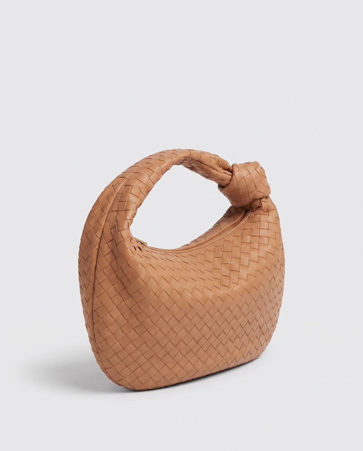 Knot Maxi woven leather shoulder bag in Caramel – three-quarter view