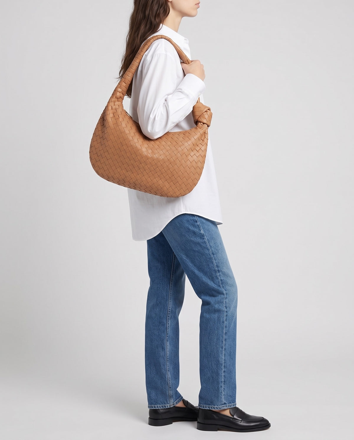 Knot Maxi woven leather shoulder bag in Caramel – model carrying it on the shoulder