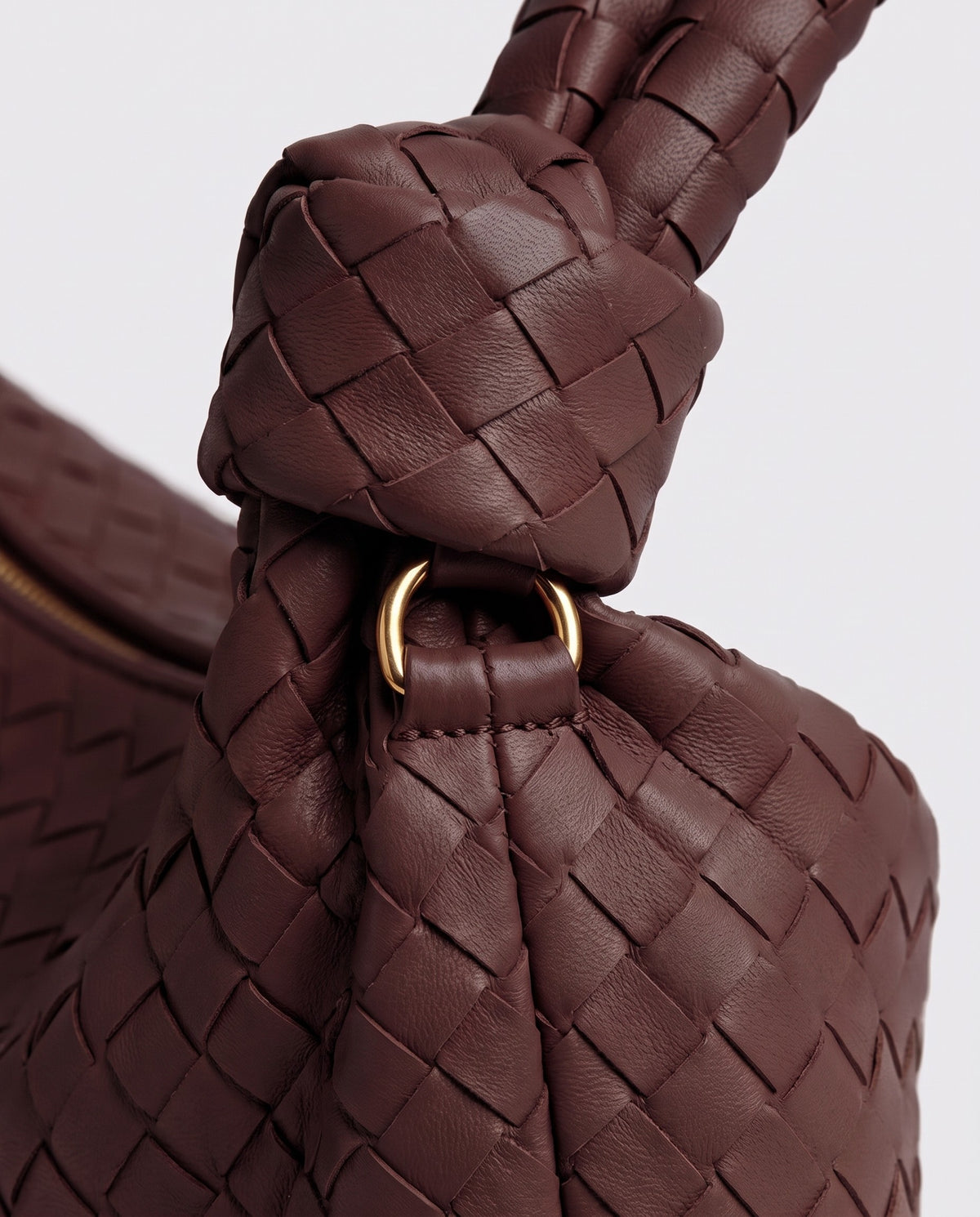 Knot Maxi woven leather shoulder bag in Chestnut – close-up of the knotted handle and woven leather