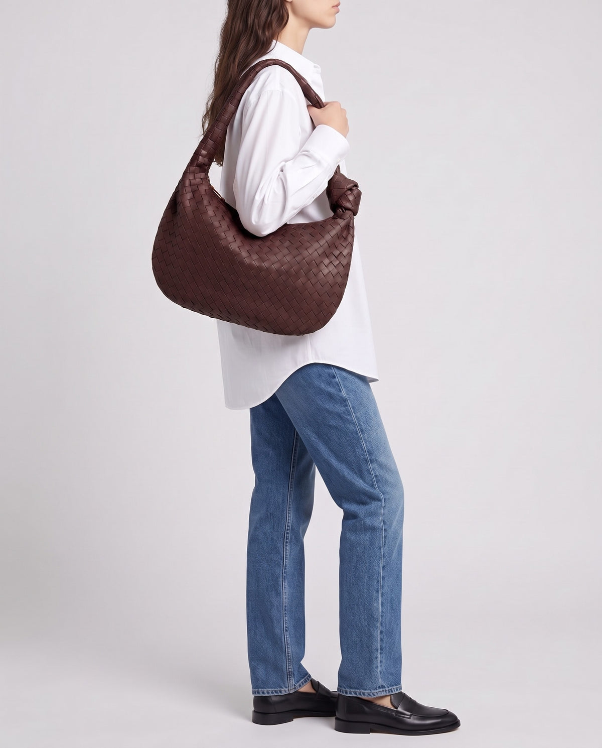 Knot Maxi woven leather shoulder bag in Chestnut – model carrying it on the shoulder