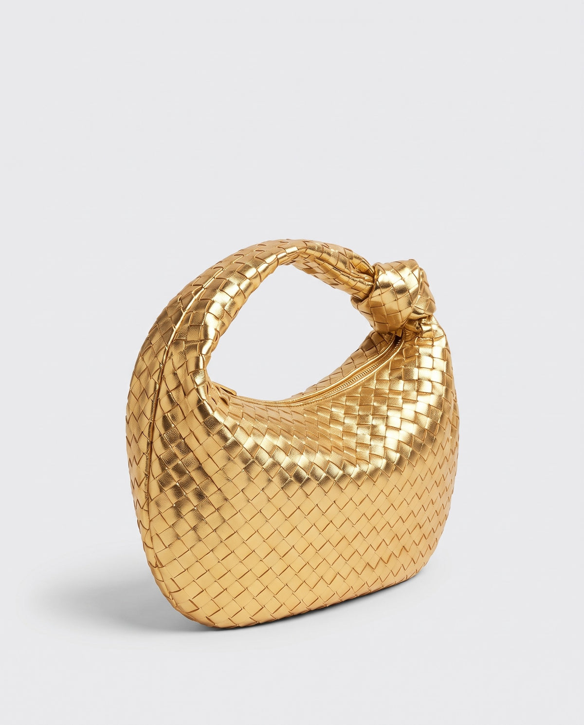 Knot Maxi woven leather shoulder bag in Gold – three-quarter view