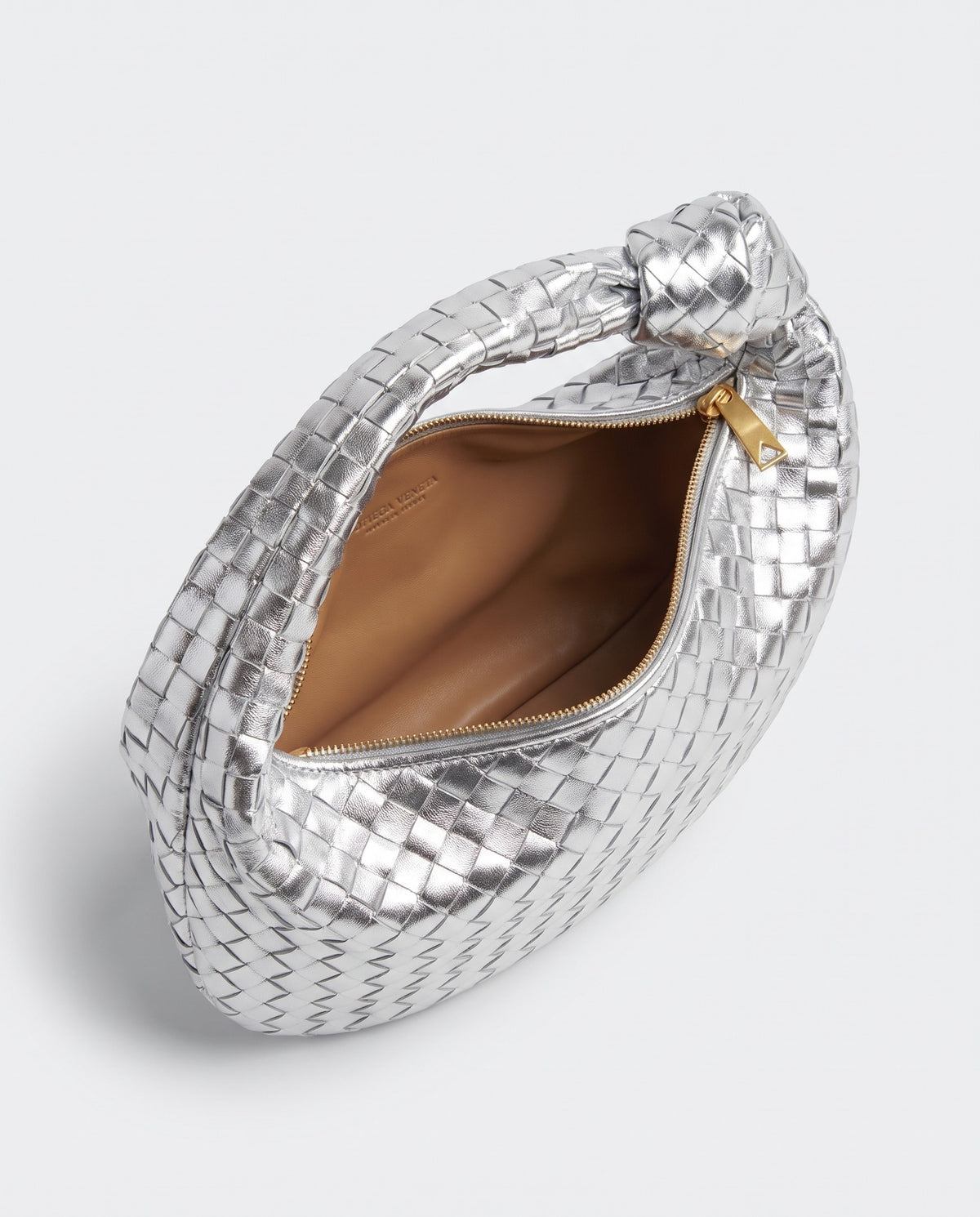 Knot Maxi woven leather shoulder bag in Silver – inside view with the zip open
