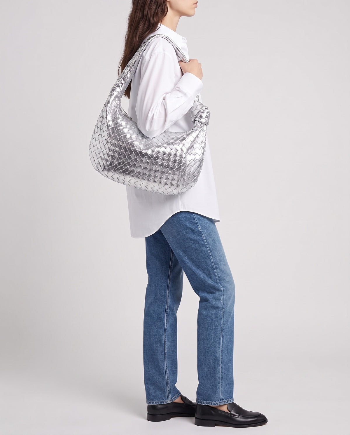 Knot Maxi woven leather shoulder bag in Silver – model carrying it on the shoulder