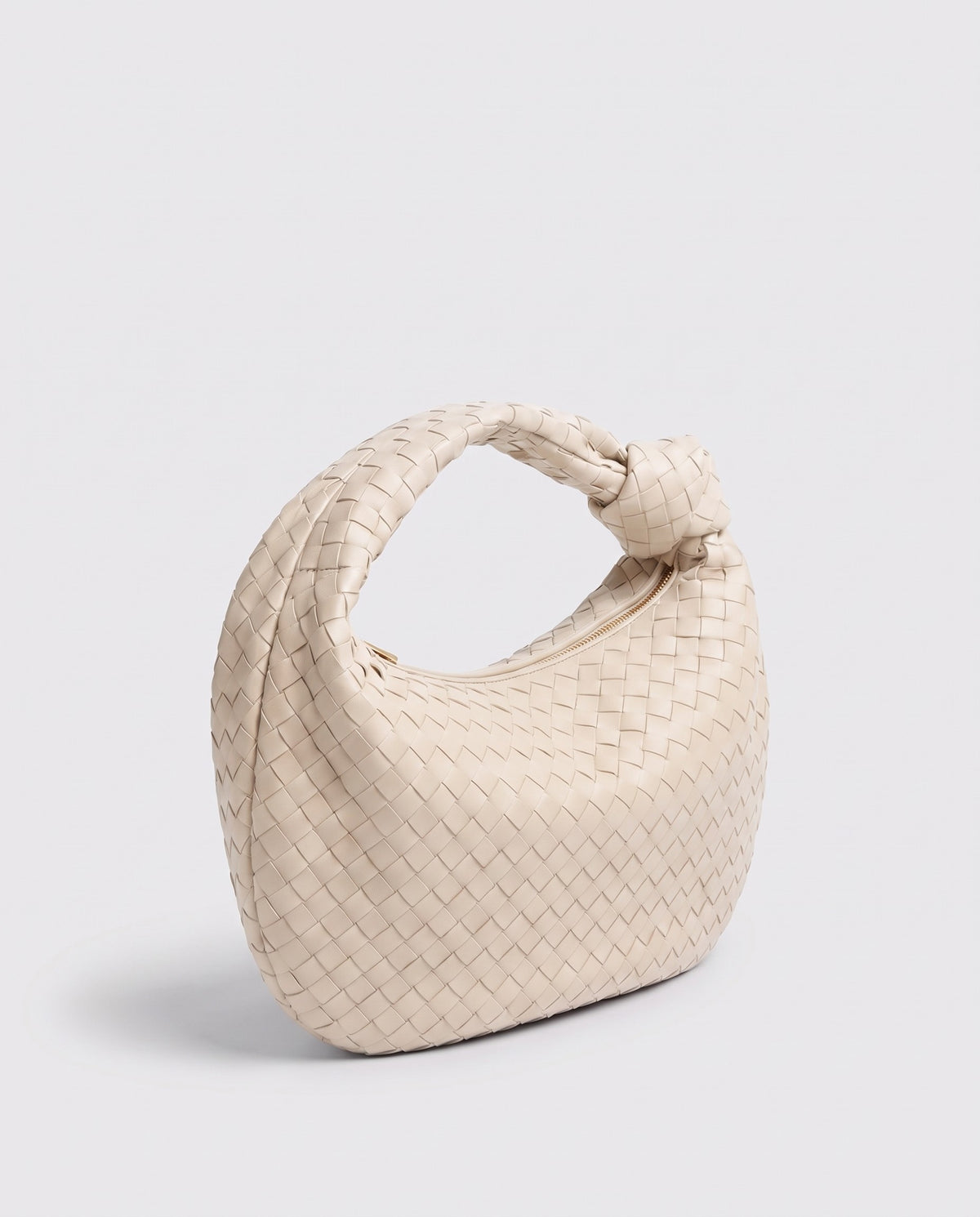 Knot Maxi woven leather shoulder bag in White – three-quarter view