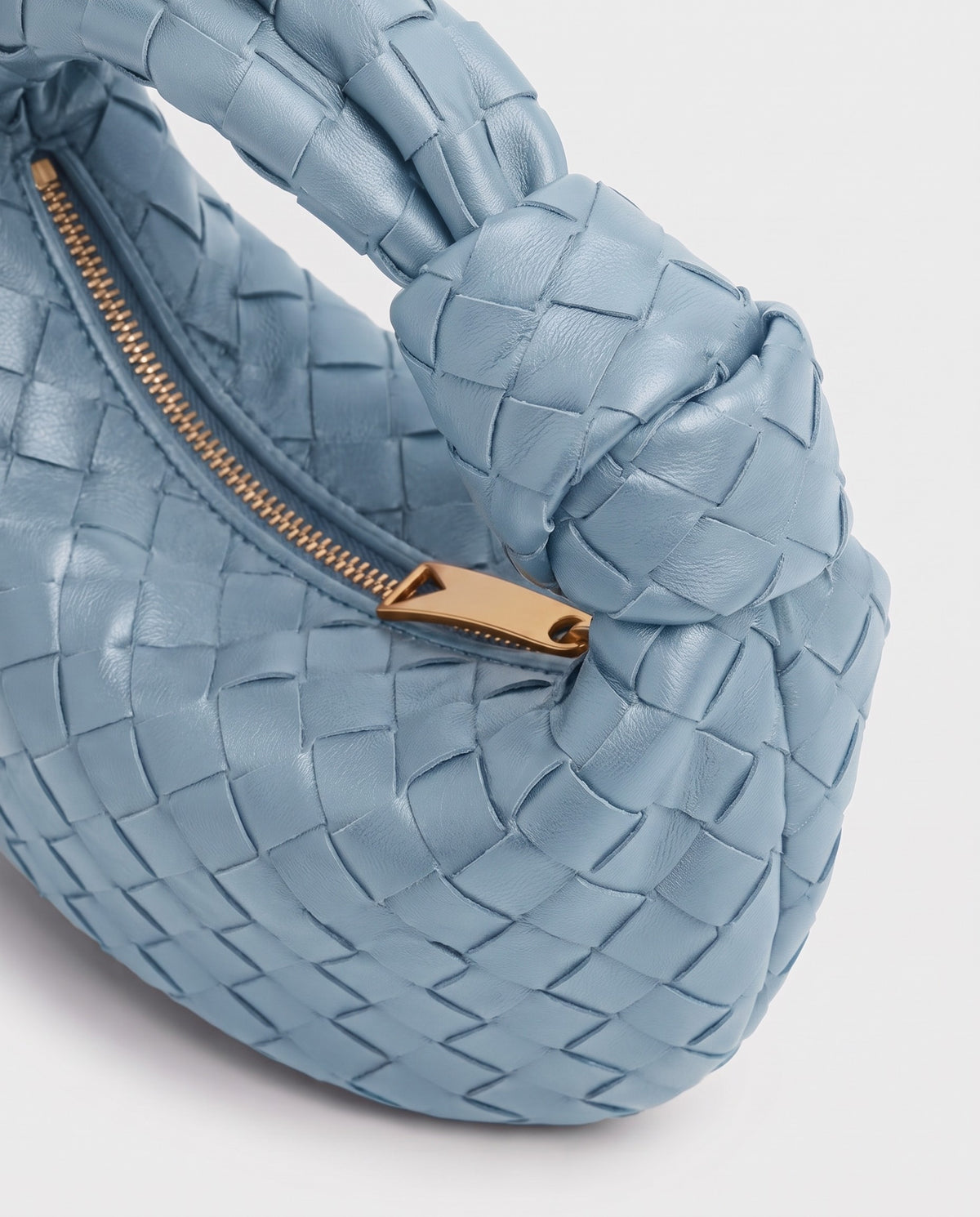 Knot Midi woven leather bag in Blue – close-up of the knotted handle