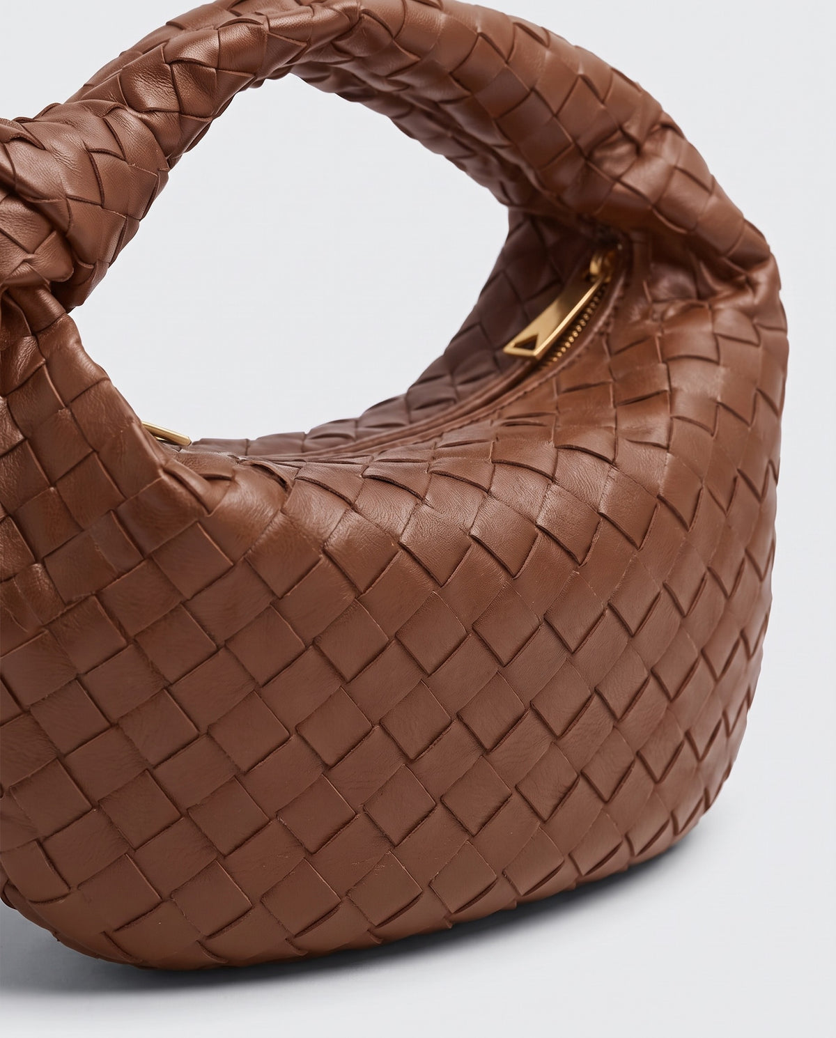 Knot Midi woven leather bag in Brown – close-up of the woven leather