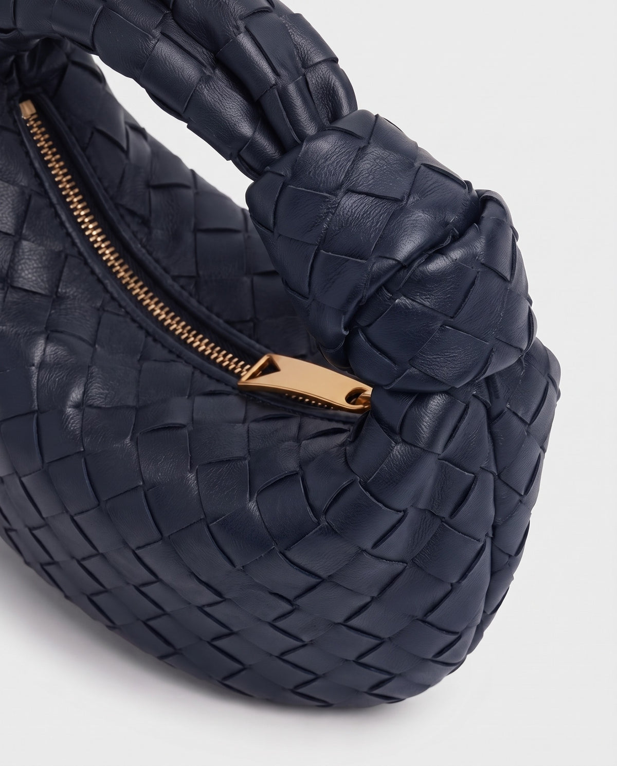 Knot Midi woven leather bag in Navy – close-up of the knotted handle