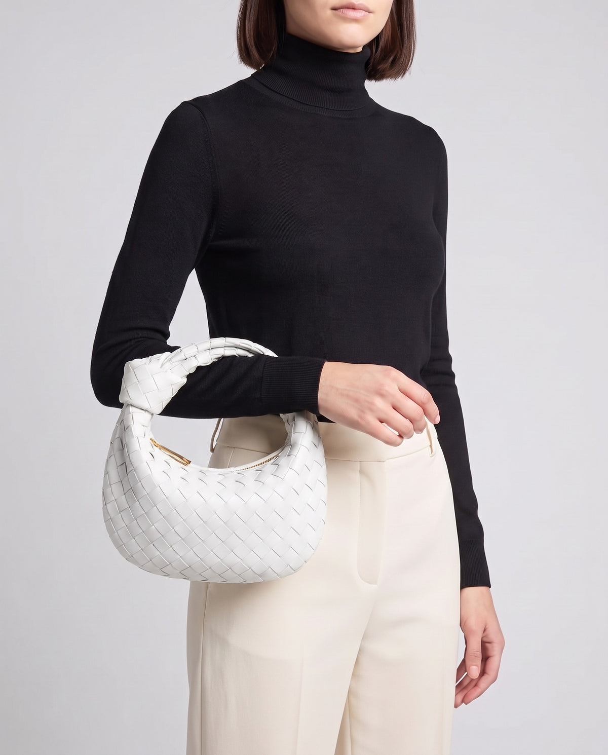 Knot Midi woven leather bag in White – model carrying it