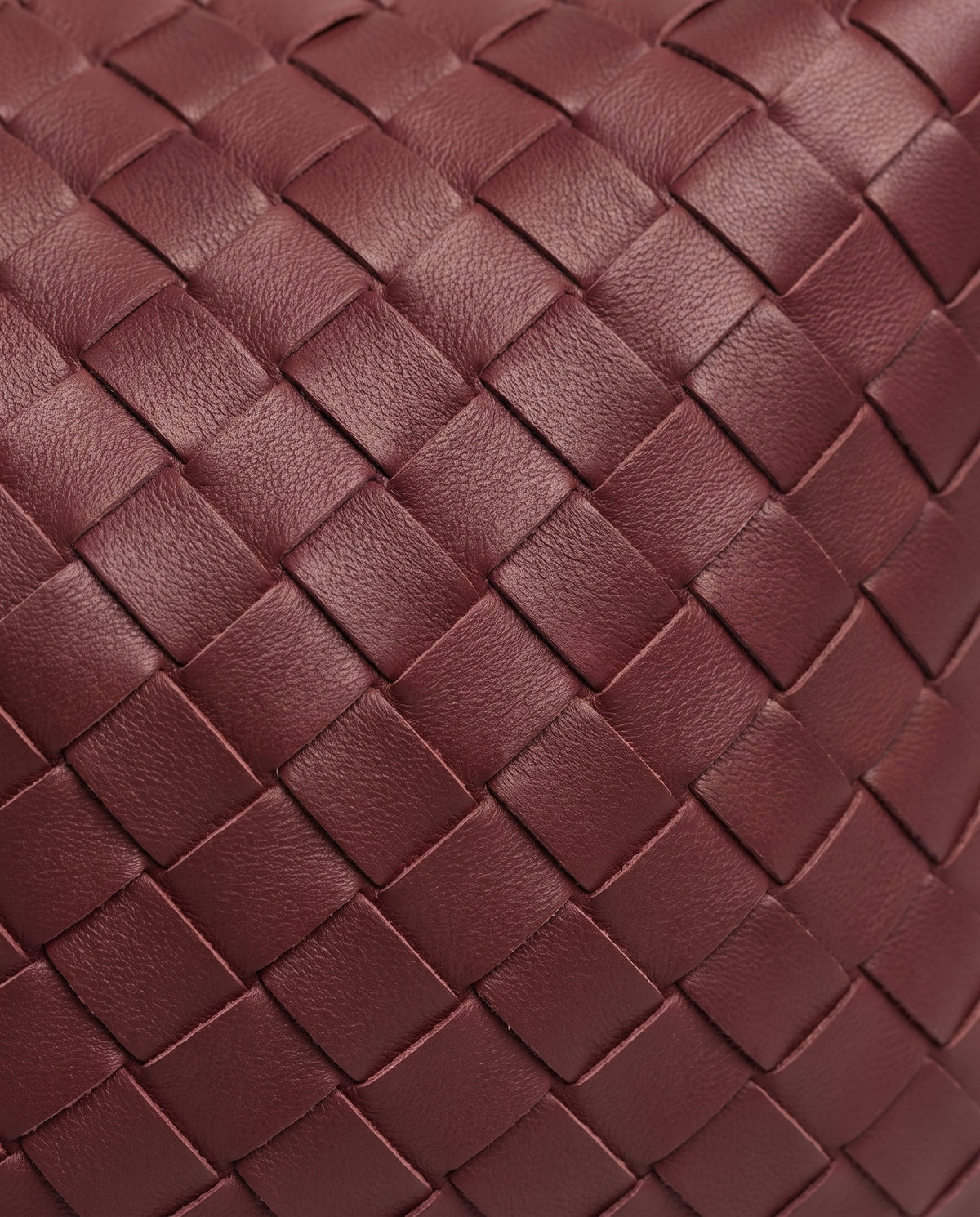 Knot Small woven leather bag in Bordeaux – close-up of the woven leather