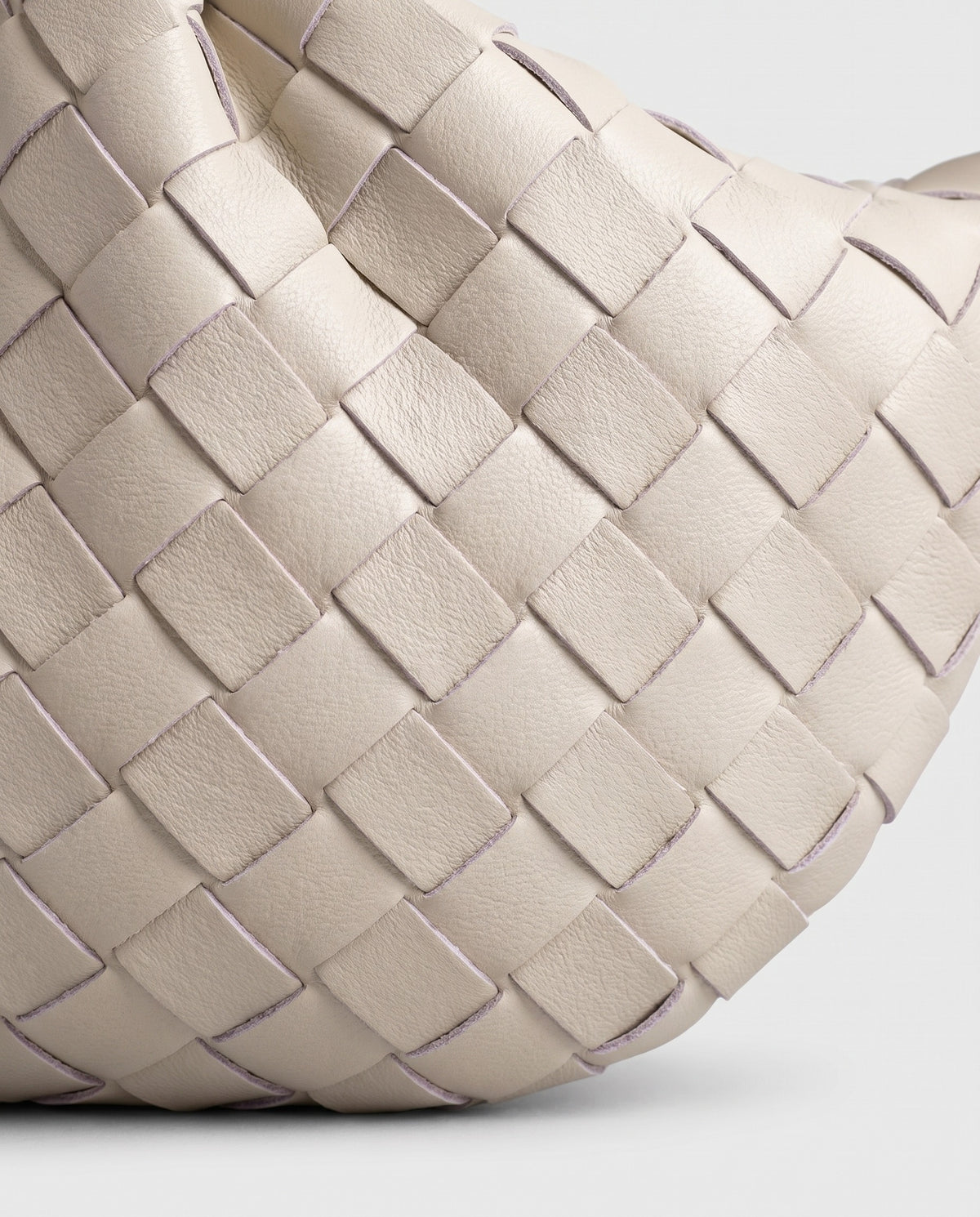 Knot Small woven leather bag in Chalk – close-up of the woven leather