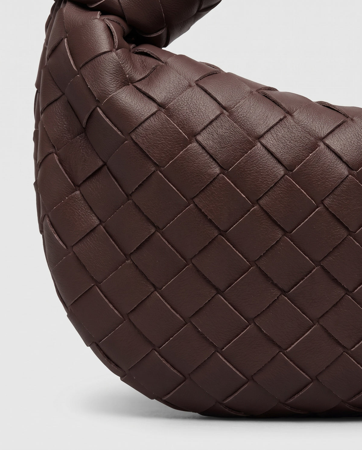 Knot Small woven leather bag in Espresso – close-up of the woven leather