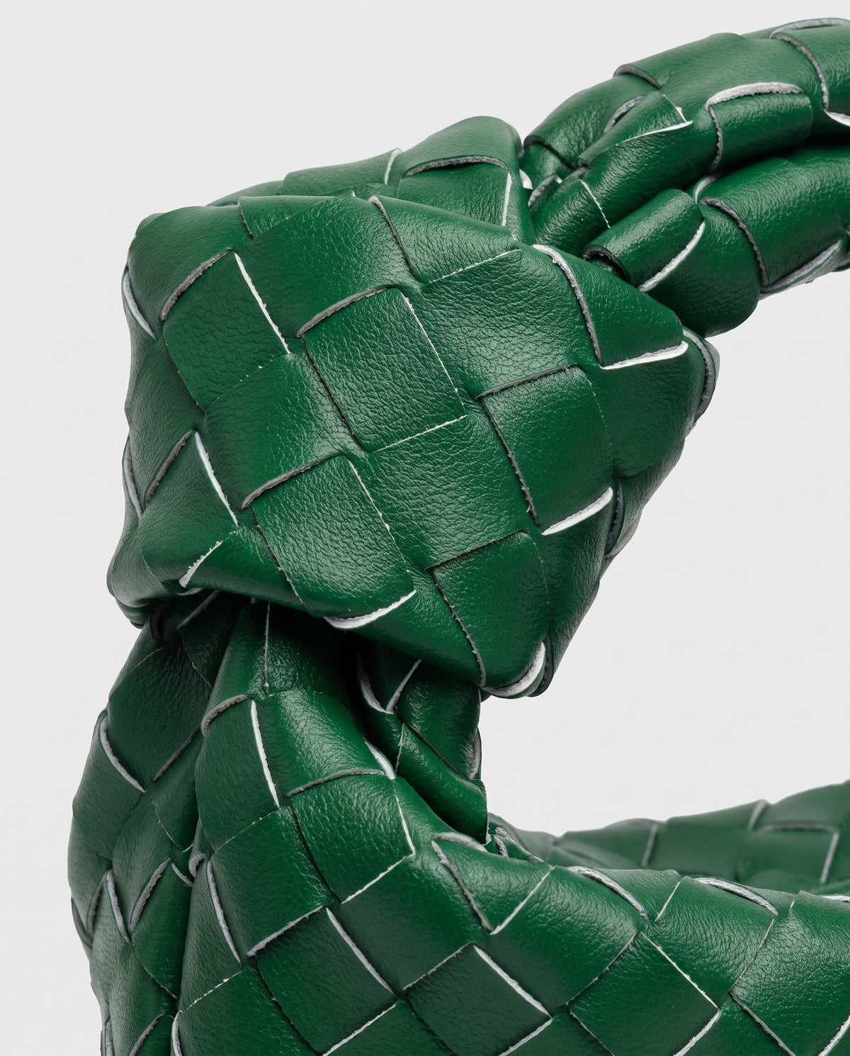Knot Small woven leather bag in Green – close-up of the knotted handle