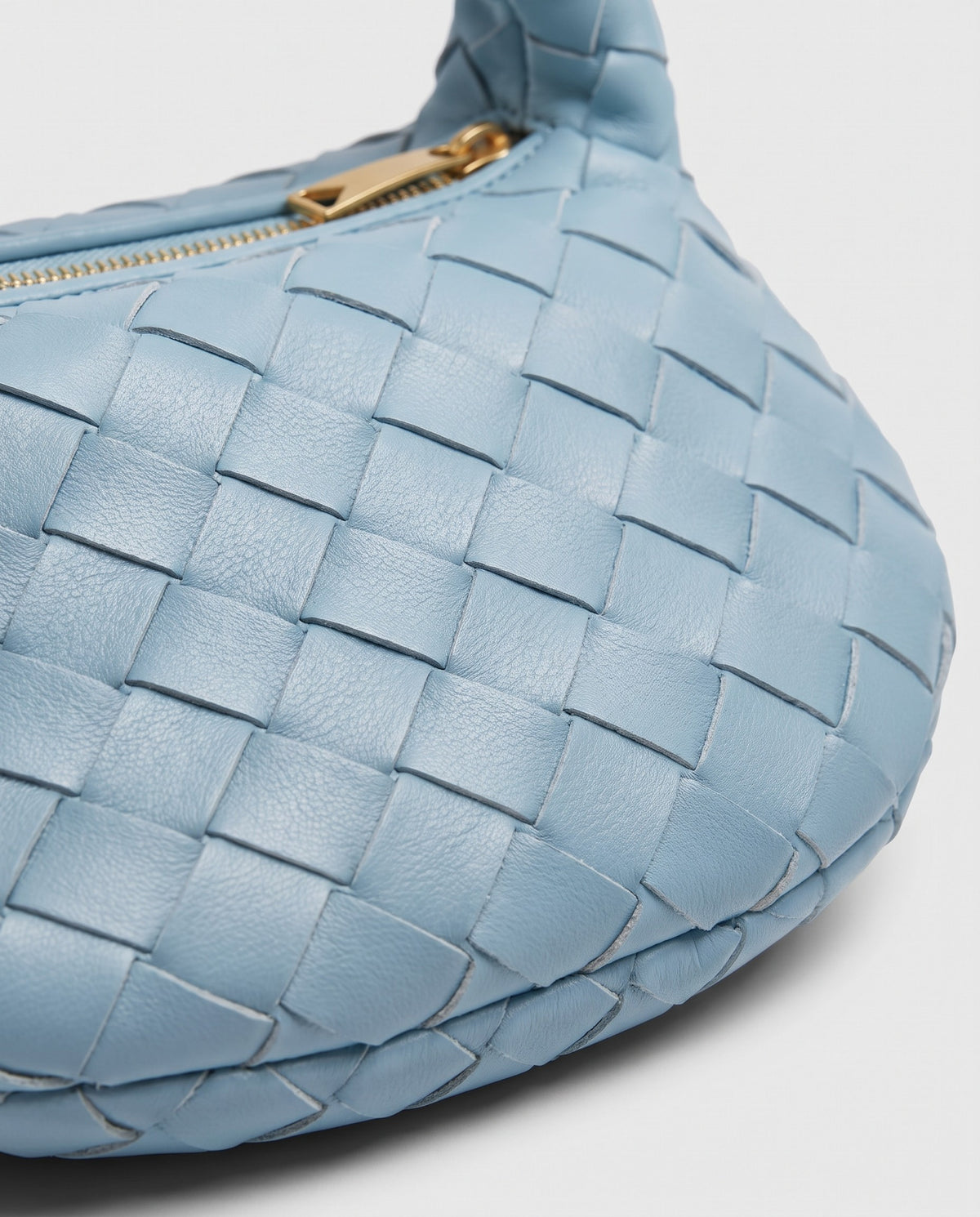 Knot Small woven leather bag in Sky Blue – close-up of the woven leather
