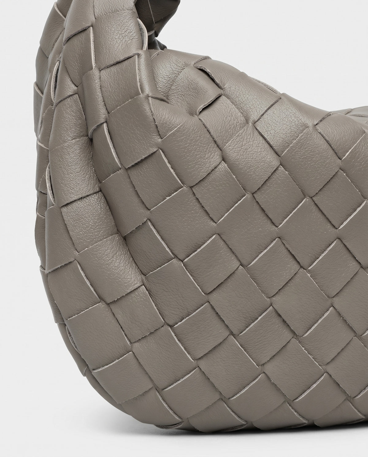 Knot Small woven leather bag in Stone – close-up of the woven leather