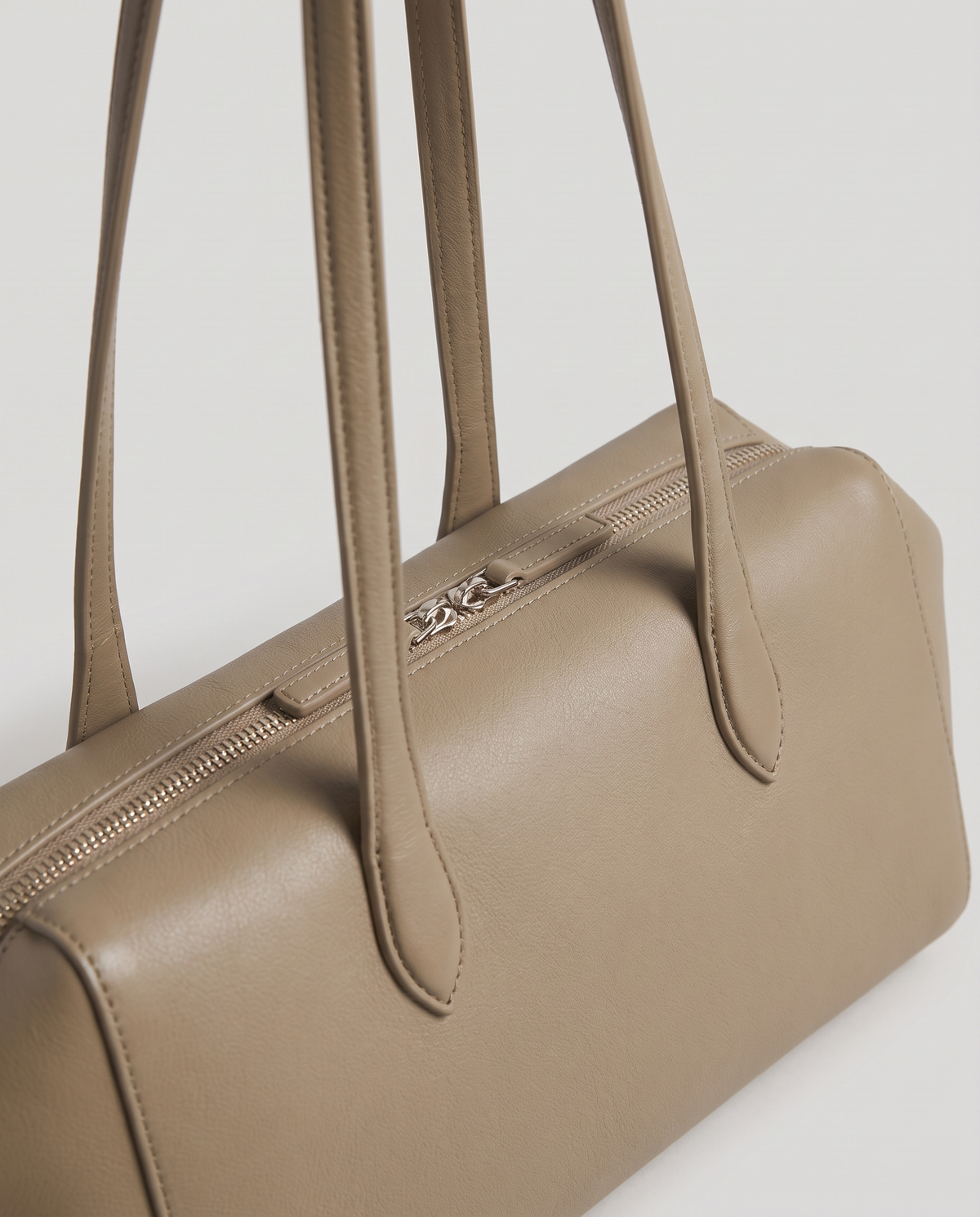 Lira leather shoulder bag in Khaki – close-up of the zip and strap join