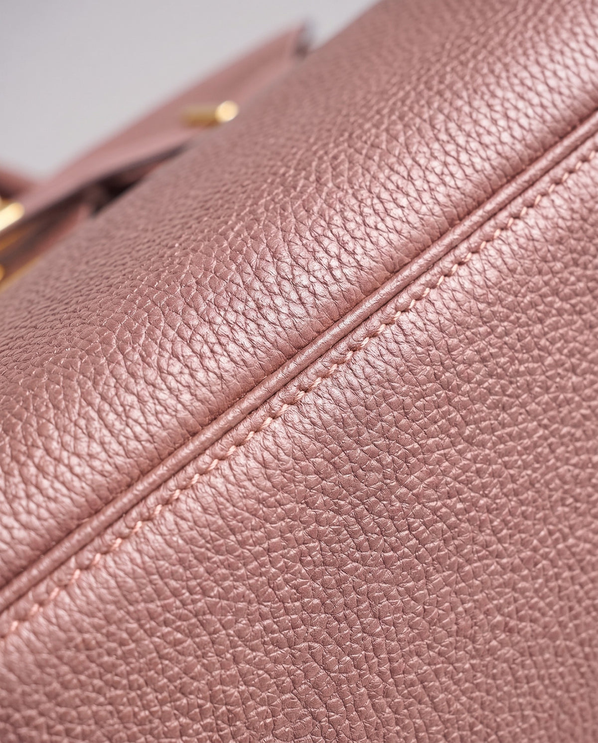 Lock Medium leather top-handle bag in Blush – close-up of the pebbled leather and stitching
