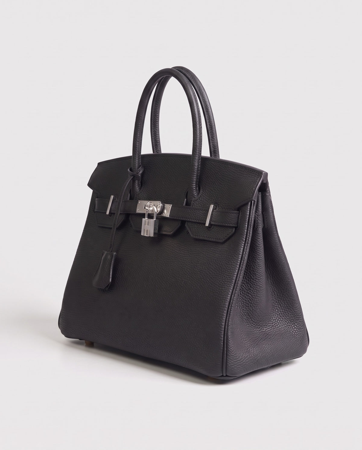 Lock Medium leather top-handle bag in Onyx – three-quarter view