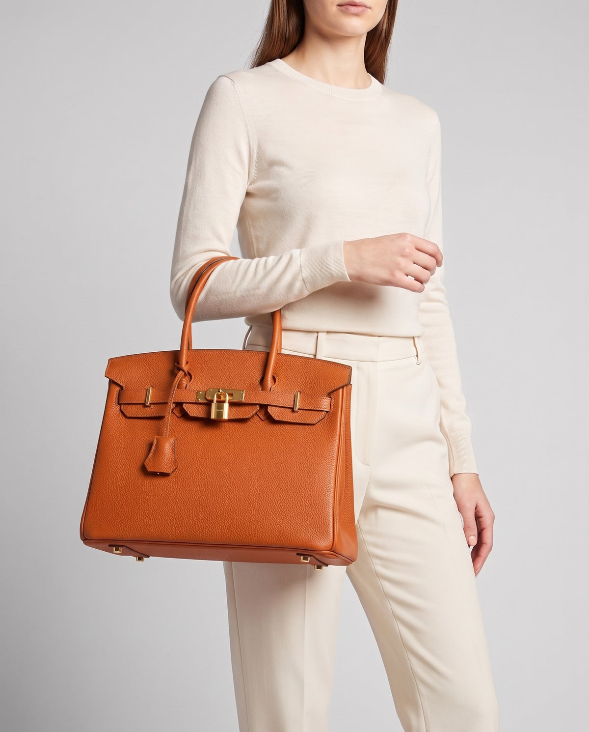 Lock Medium leather top-handle bag in Terracotta – model carrying it