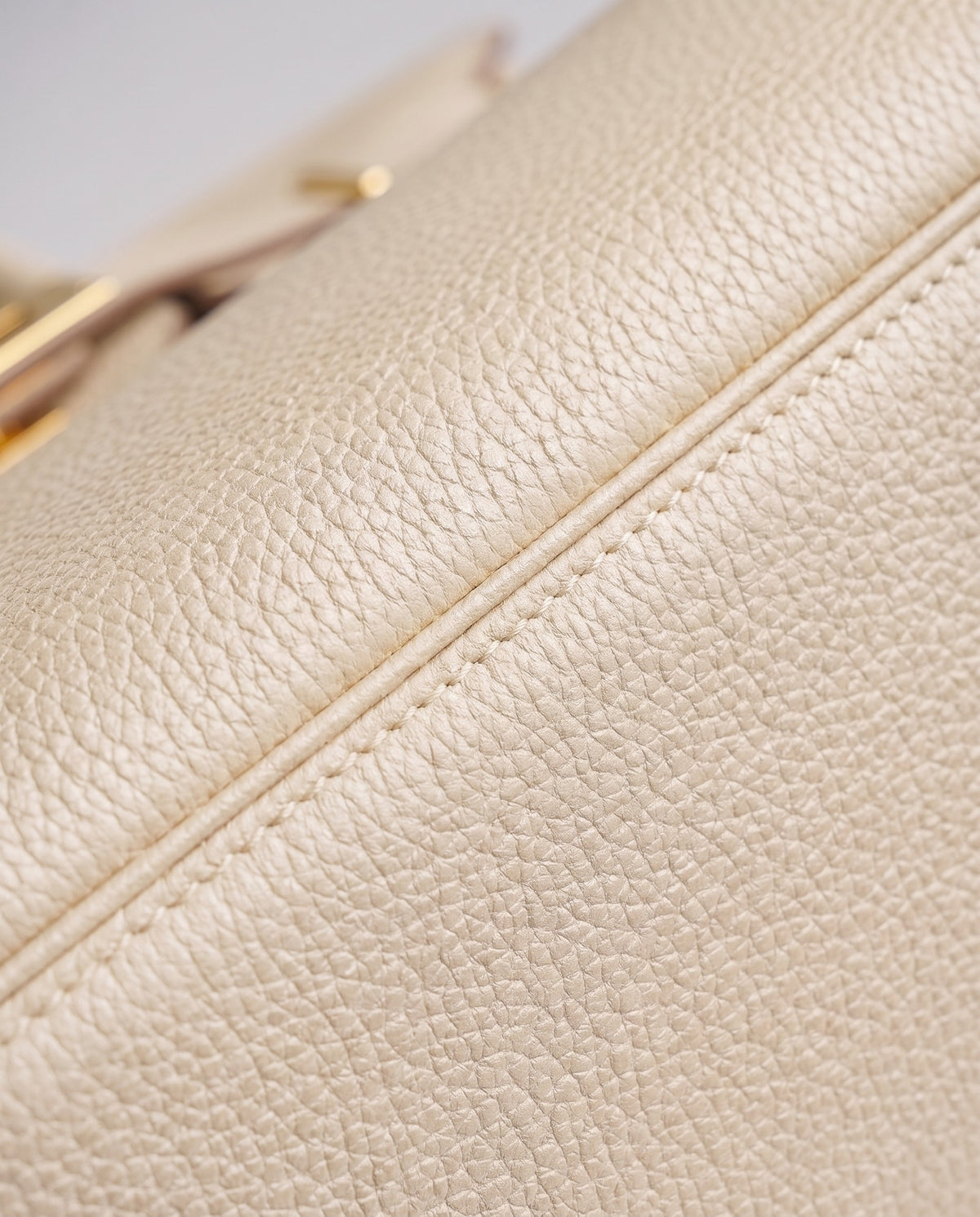 Lock Small leather top-handle bag in Cream – close-up of the pebbled leather and stitching