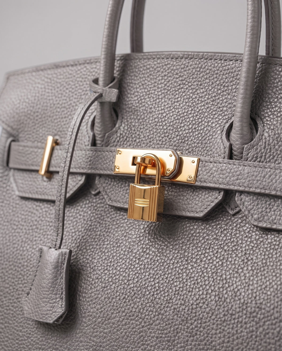 Lock Small leather top-handle bag in Grey – close-up of the gold turn-lock and padlock