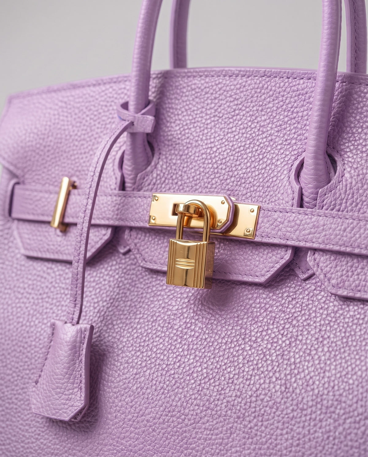 Lock Small leather top-handle bag in Lilac – close-up of the gold turn-lock and padlock