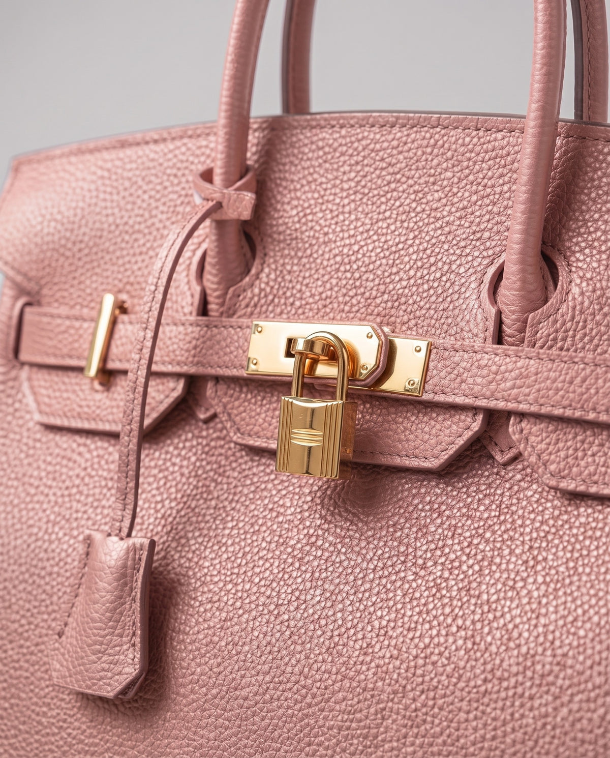 Lock Small leather top-handle bag in Pink – close-up of the gold turn-lock and padlock