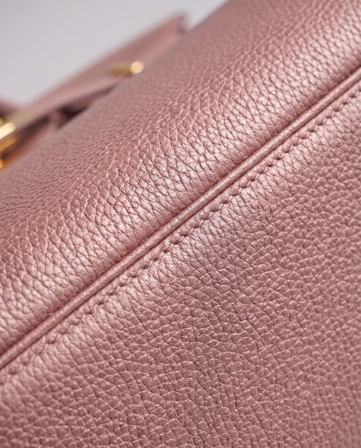 Lock Small leather top-handle bag in Pink – close-up of the pebbled leather and stitching