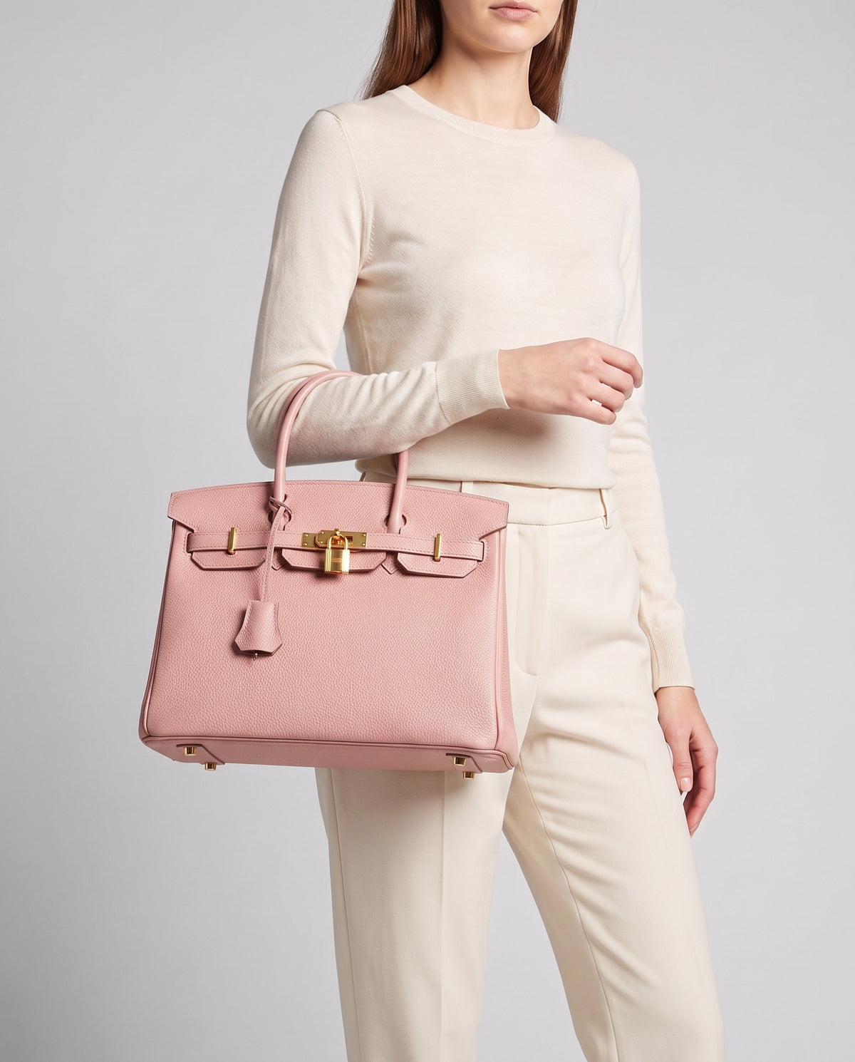 Lock Small leather top-handle bag in Pink – model carrying it