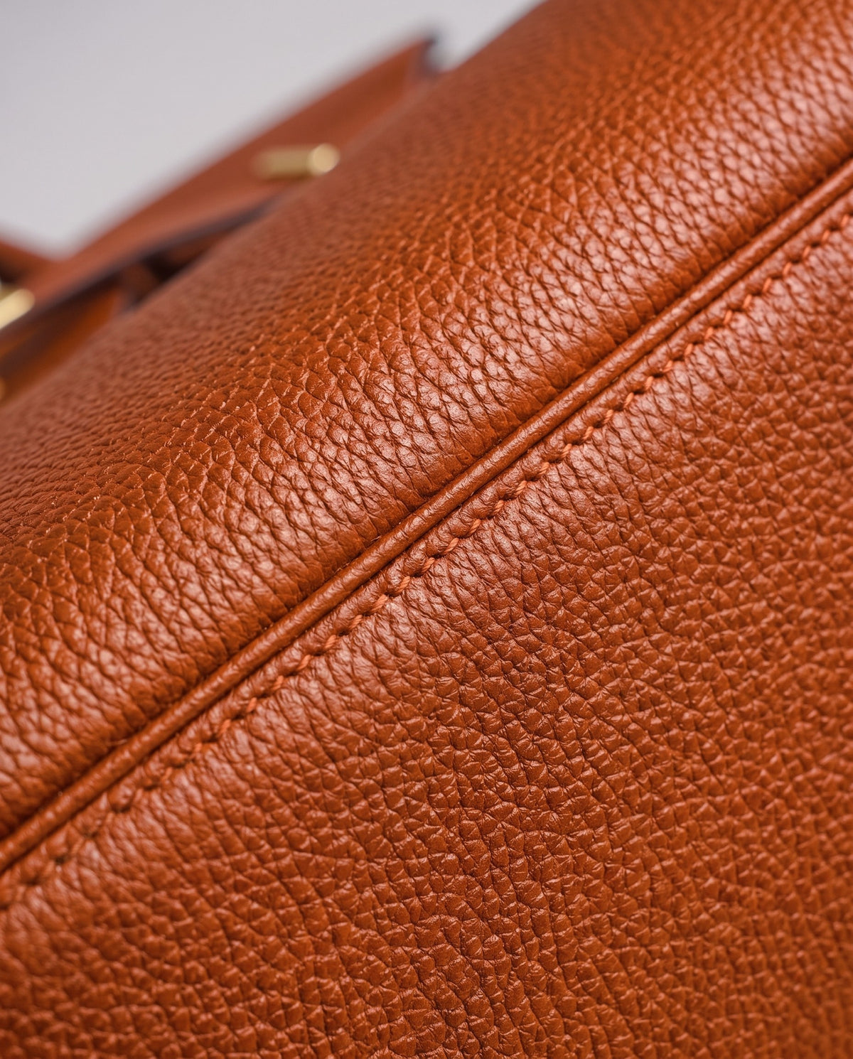 Lock Small leather top-handle bag in Terracotta – close-up of the pebbled leather and stitching