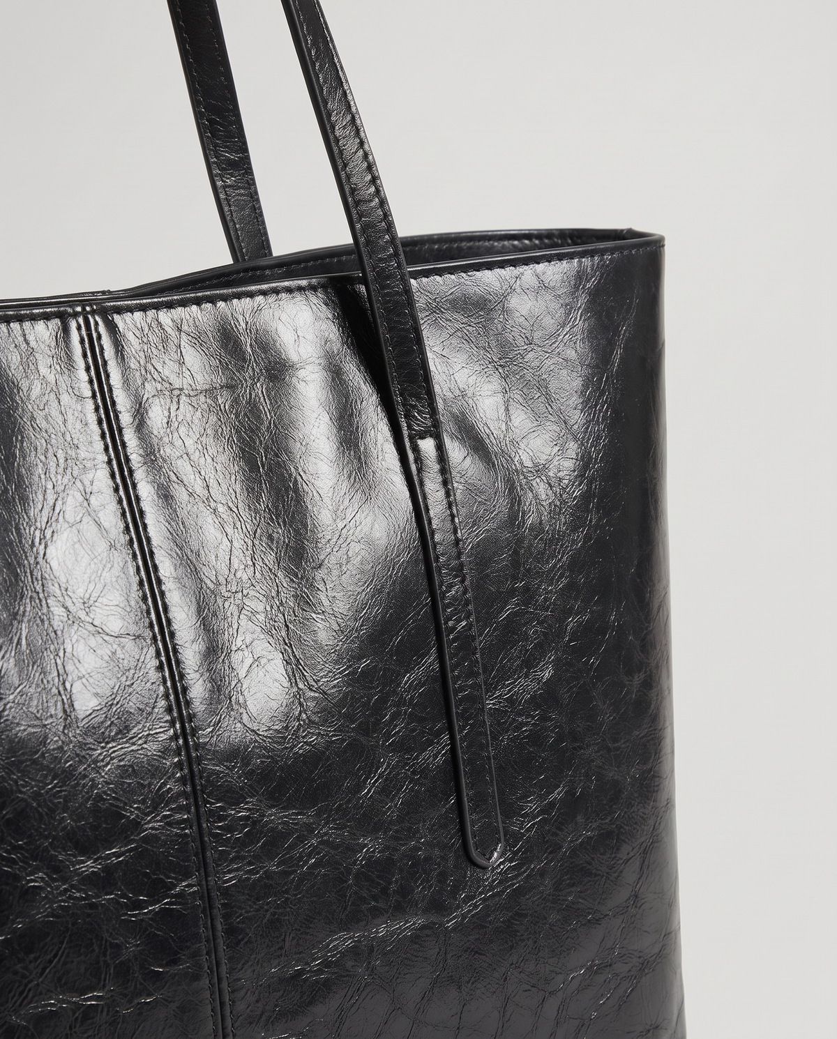 Molo oil-waxed leather tote in black, hardware and leather detail
