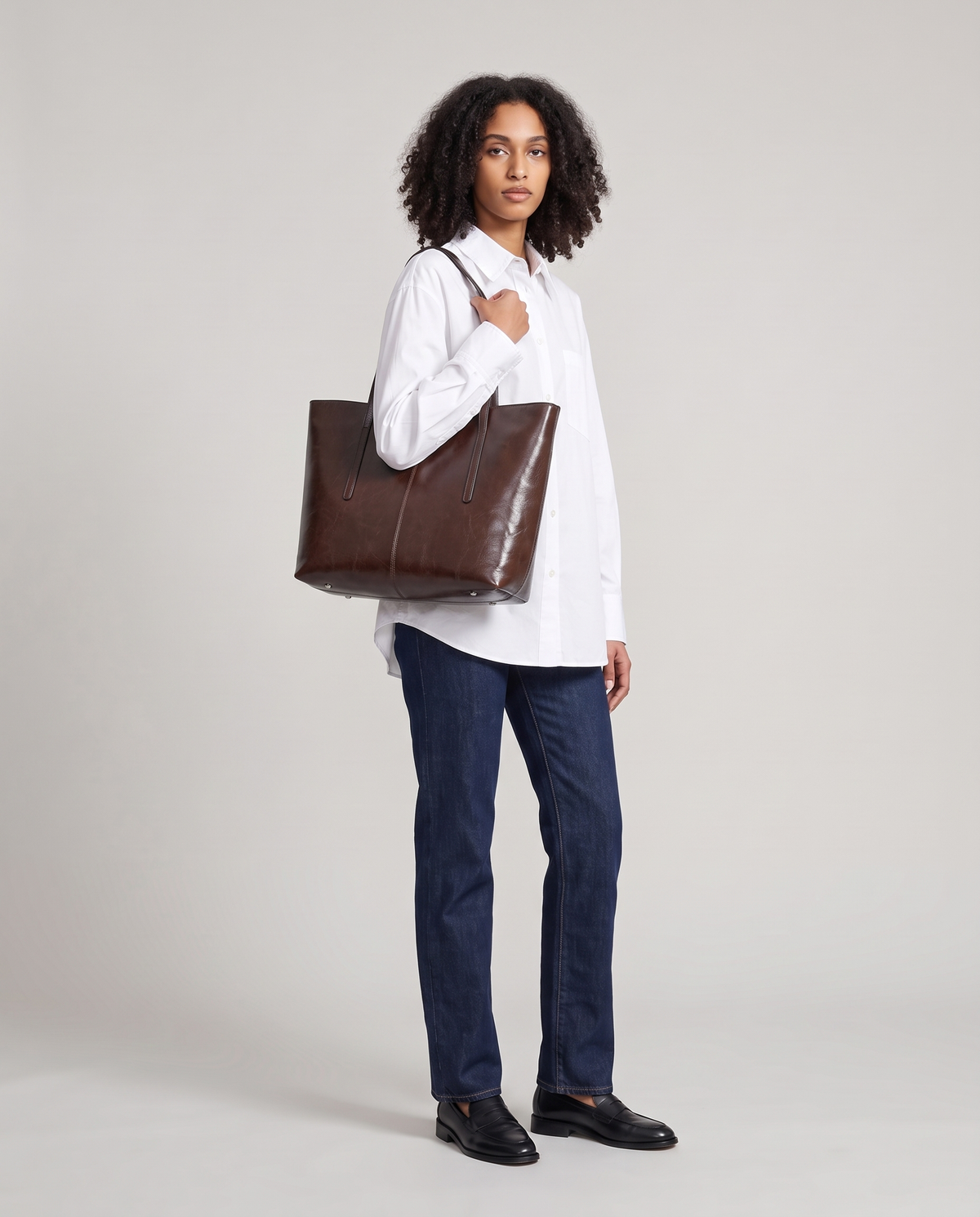 Model with the Molo oil-waxed leather tote in chocolate, full length