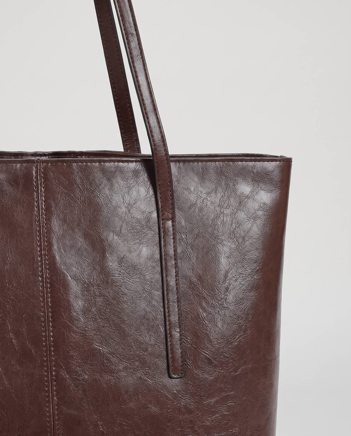 Molo oil-waxed leather tote in chocolate, hardware and leather detail