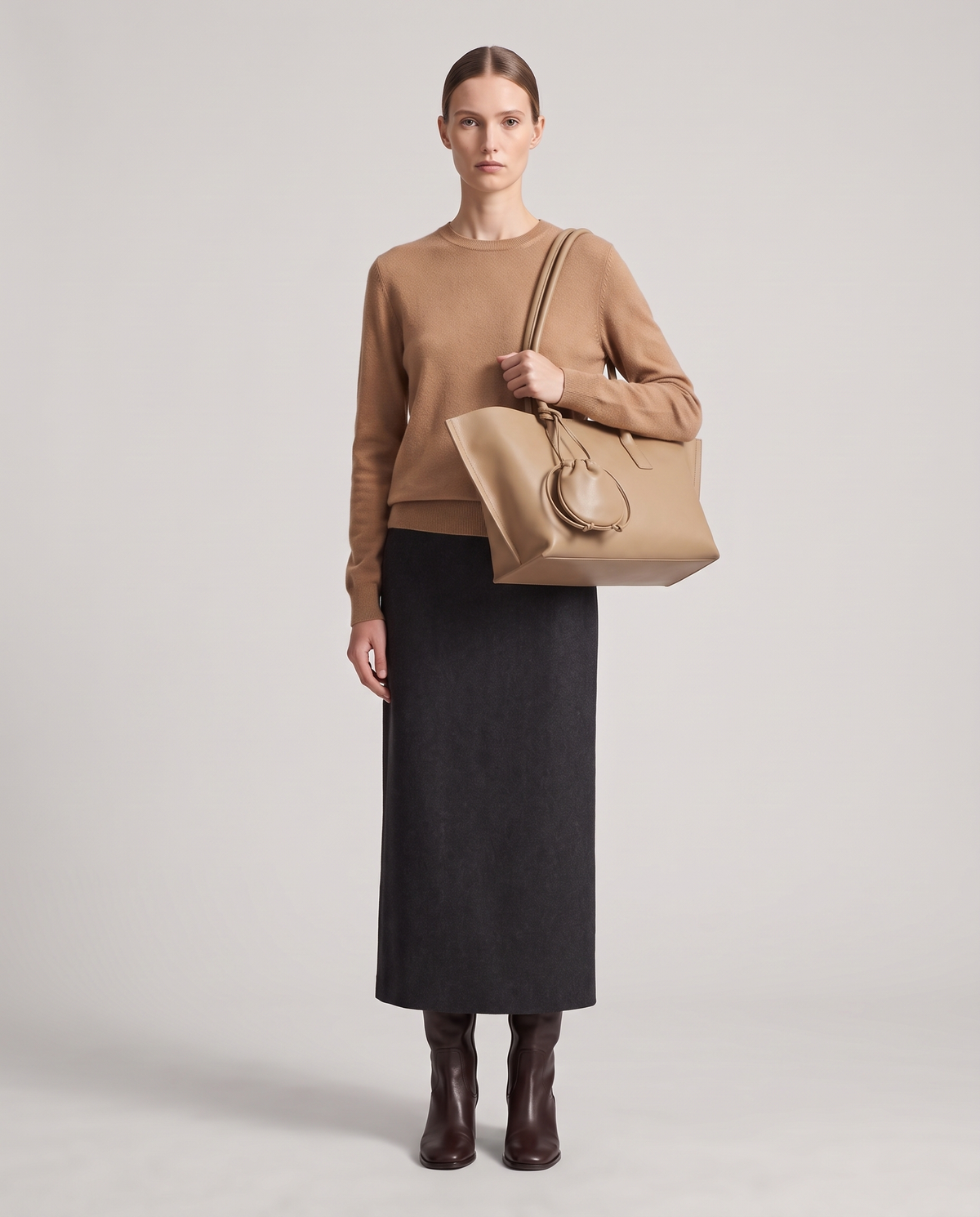 Model with the Noce tote in beige, full length