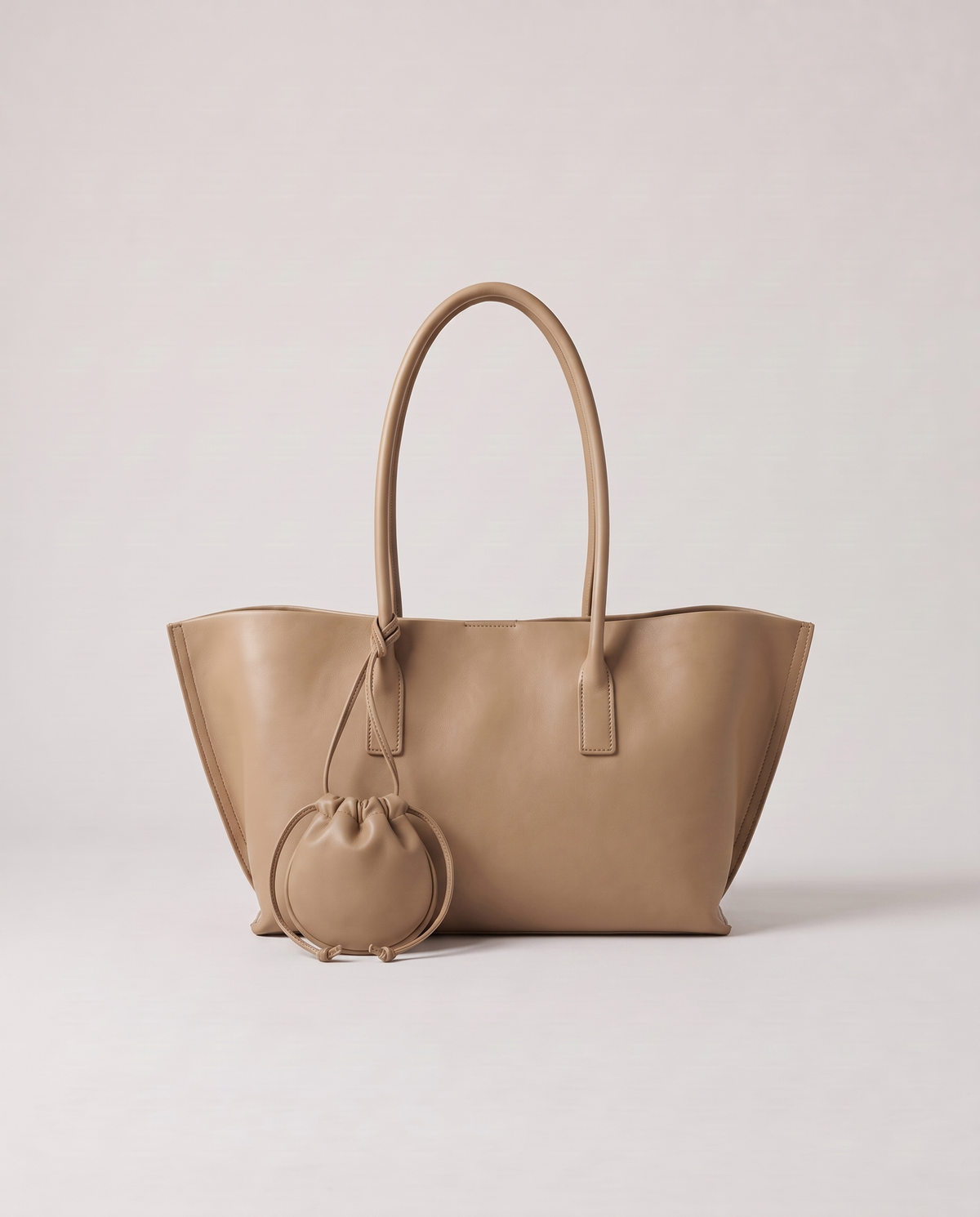 Noce tote in beige, back view