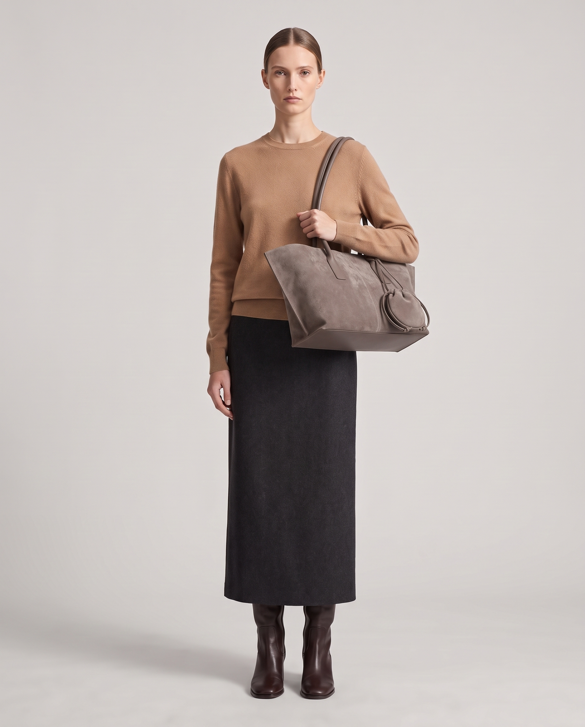 Model with the Noce tote in grey, full length