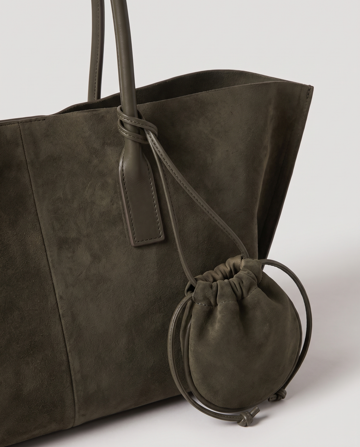 Noce tote in olive, hardware and leather detail
