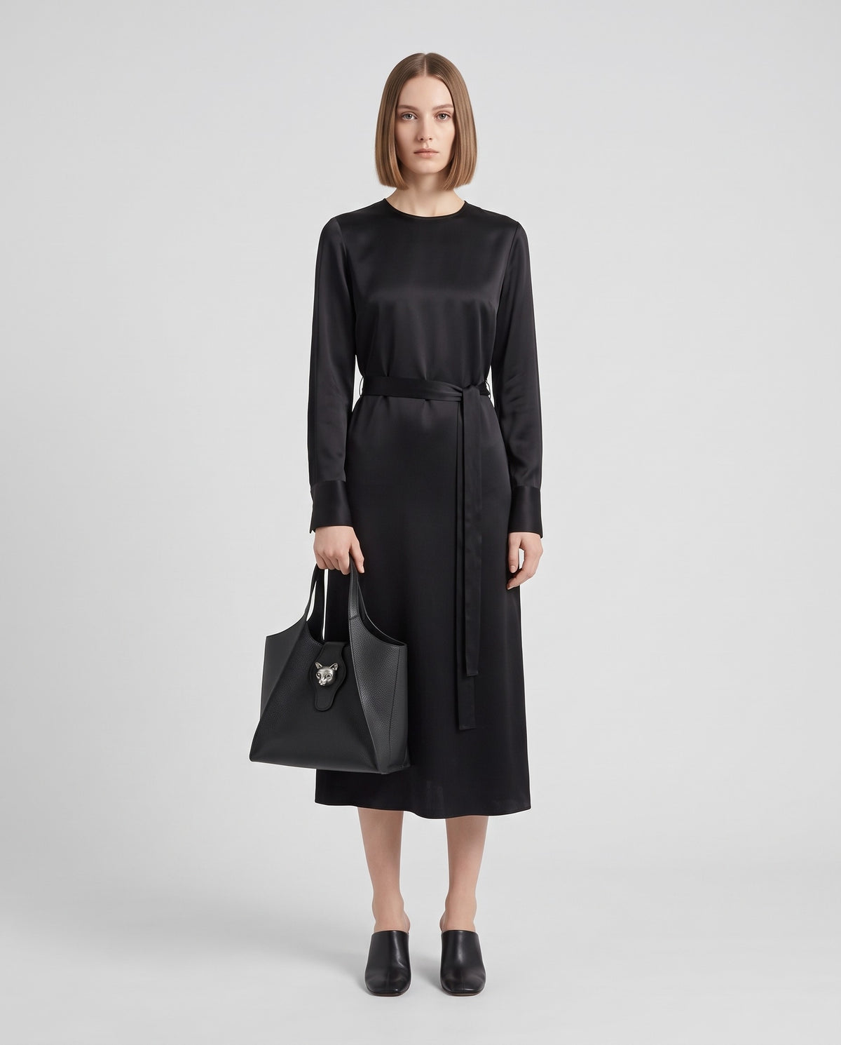 Onda leather tote in Black – model holding it, full length