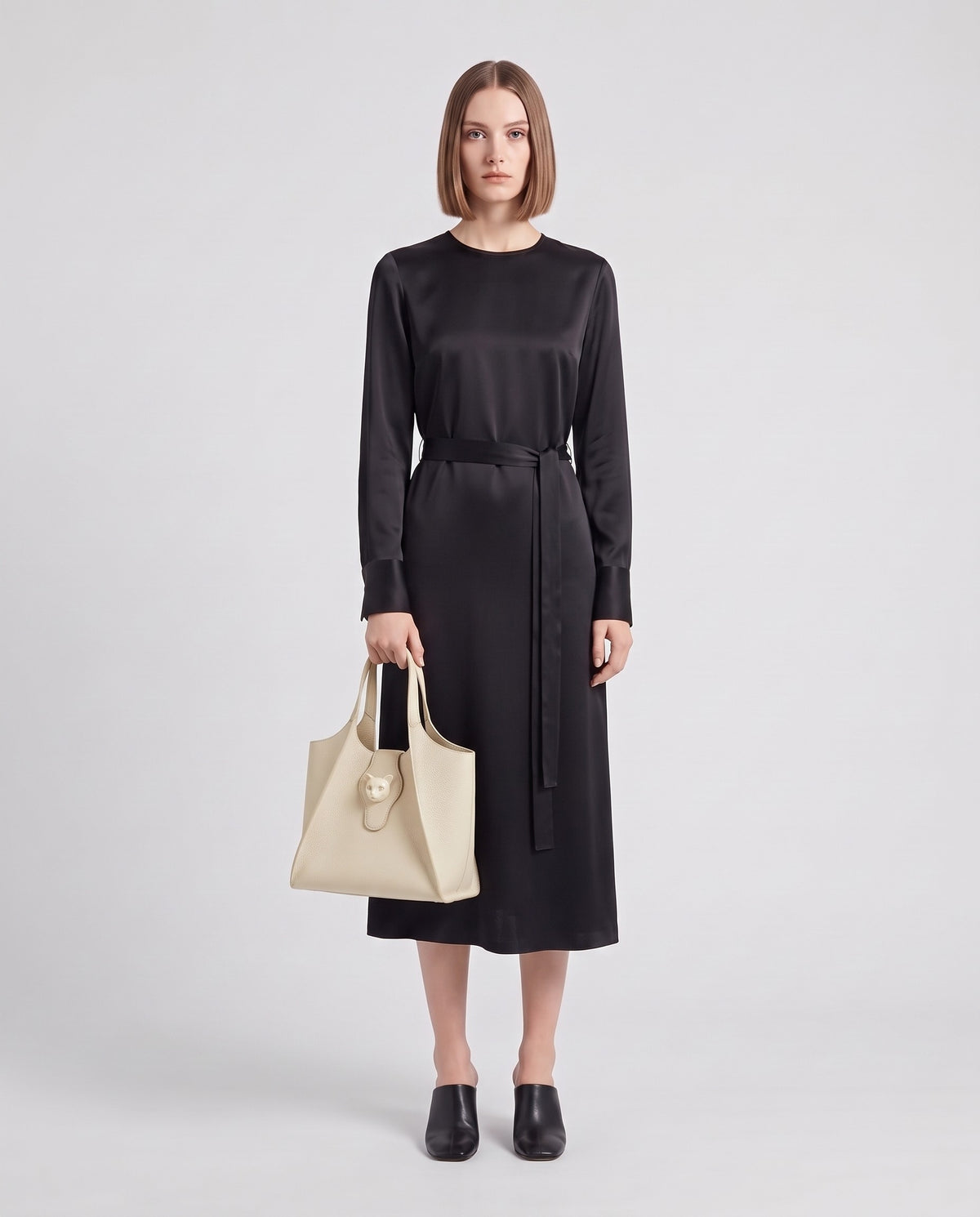 Onda leather tote in Ivory – model holding it, full length