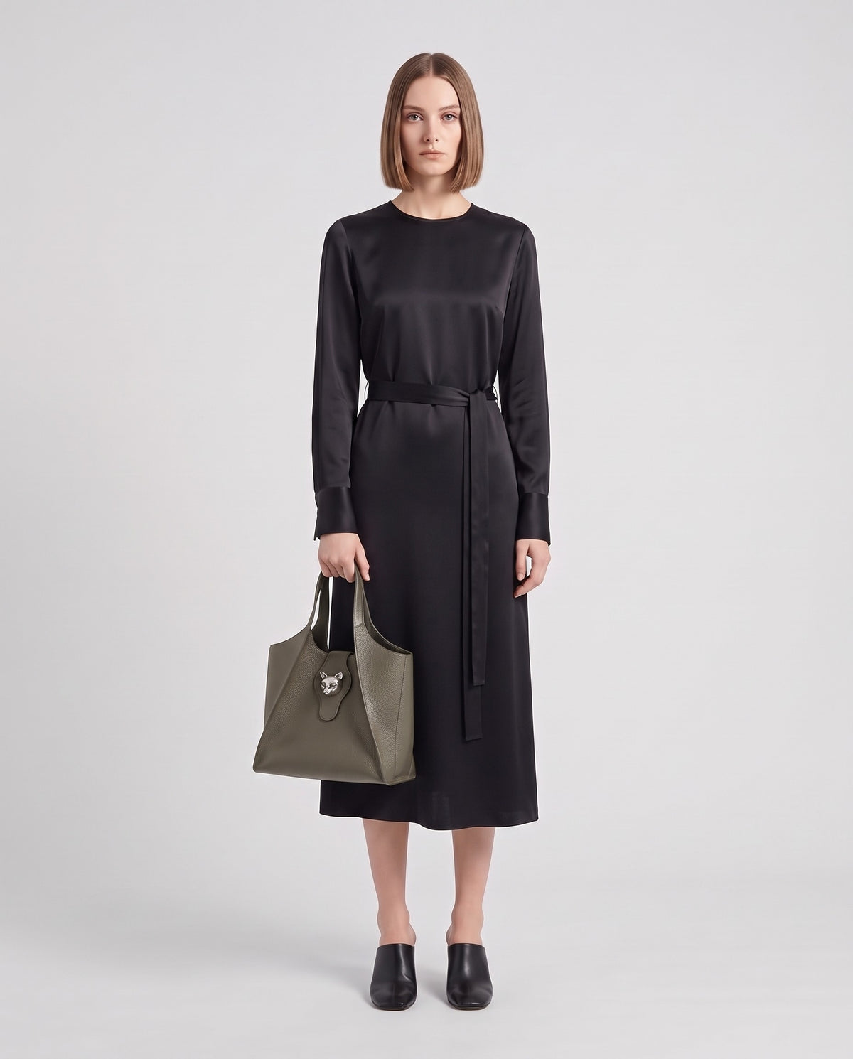 Onda leather tote in Khaki – model holding it, full length