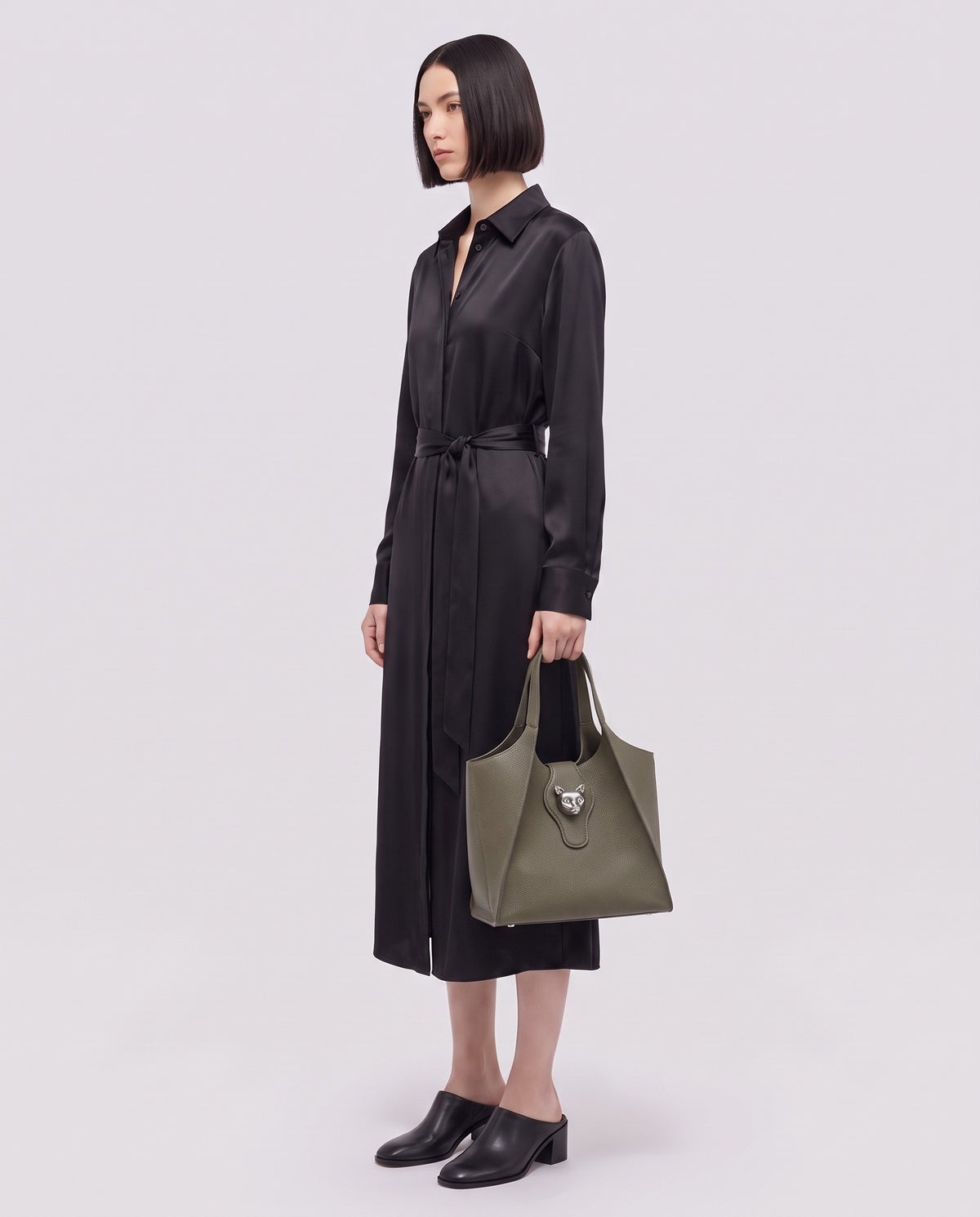 Onda leather tote in Khaki – model carrying it