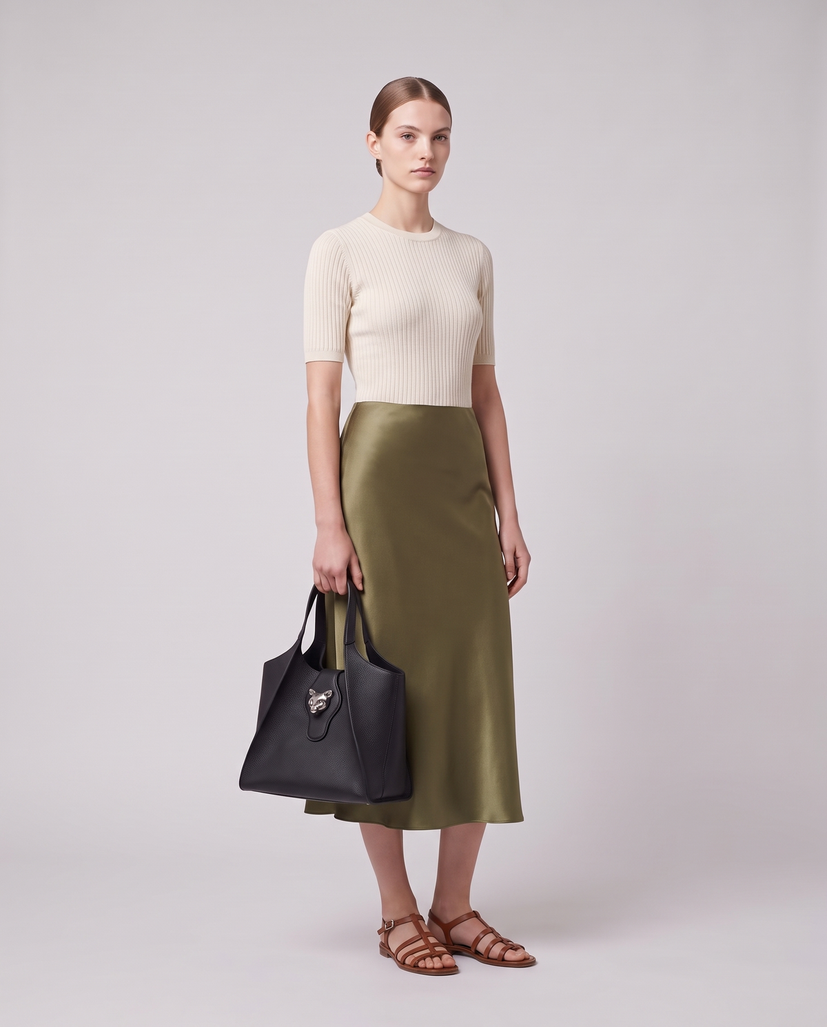 Model carrying the Onda leather tote in Black – full length